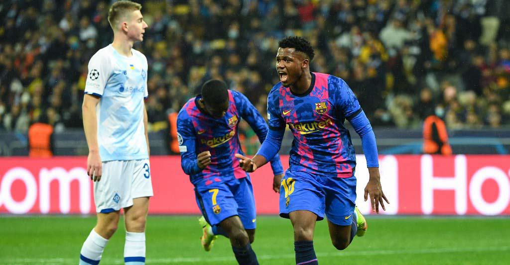 Ansu Fati celebrando el golazo que le dio la victoria al Barcelona ante Dinamo de Kiev.