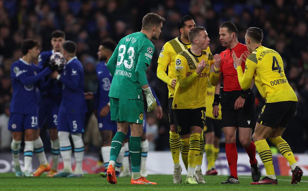 Los jugadores del Dortmund le reclamaron al árbitro ya que se repitió el penal que marcó Havertz.