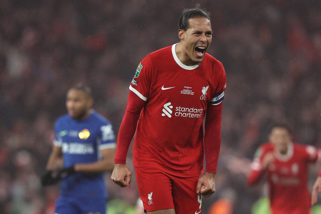 Virgil van Dijk anotó en el tiempo extra el gol del título del Liverpool