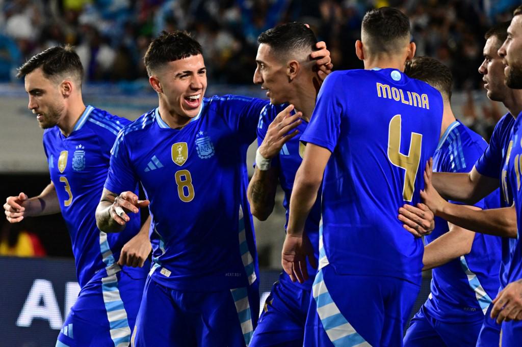 Argentina le dio la vuelta al marcador con goles en la segunda parte.