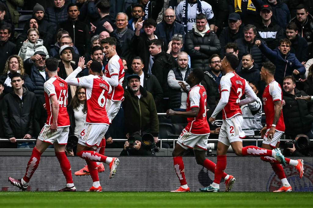 Jugadores del Arsenal celebrando uno de los tres goles marcados ante Tottenham.
