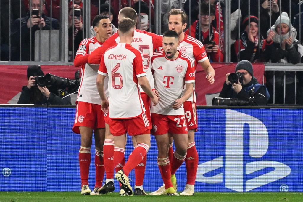 Jugadores del Bayern Múnich celebrando uno de los tres goles anotados ante Lazio.