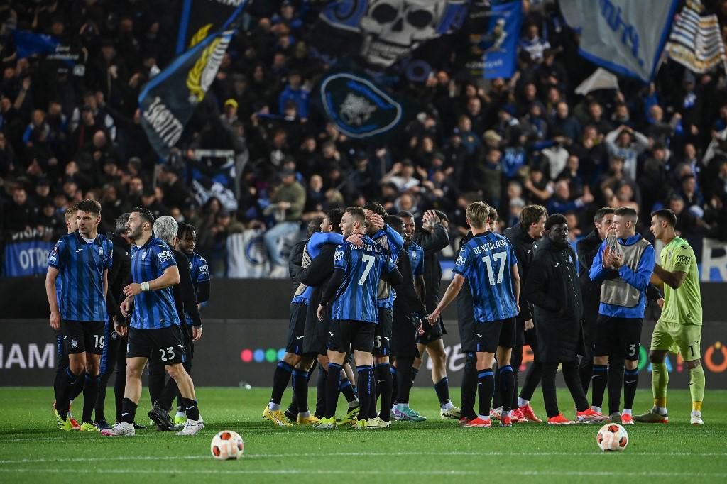 Plantilla del Atalanta celebrando a lo grande el pase a semifinales de la Europa League.