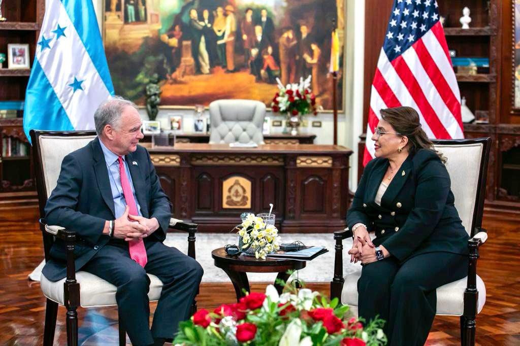 Tim Kaine, senador de Estados Unidos, conversa con la presidenta de Honduras, Xiomara Castro, durante una reunión en Casa Presidencial, en Tegucigalpa, el 10 de diciembre de 2023.