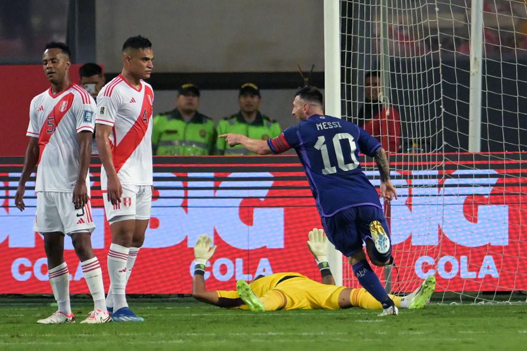El festejo de Messi en uno de sus dos goles ante los peruanos.