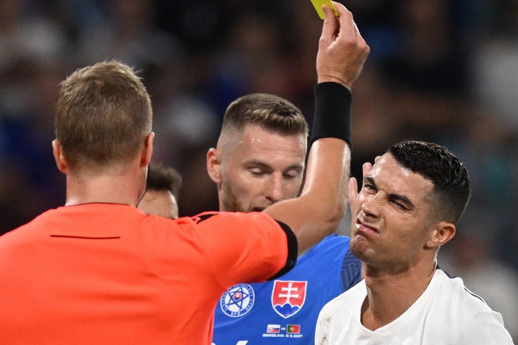 Momento donde Cristiano Ronaldo recibía la tarjeta amarilla luego de una falta que le hizo al portero de Eslovaquia. El astro luso se pierde por acumulación de tarjeta el próximo juego.