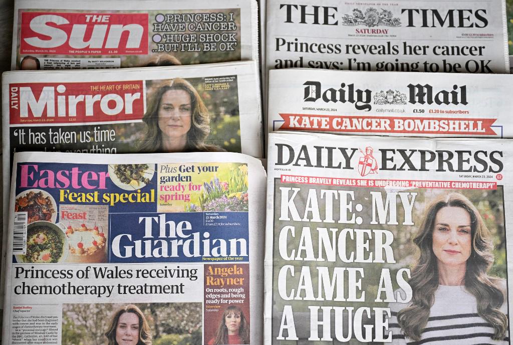 Una imagen muestra las portadas de algunos de los periódicos nacionales británicos, dominadas por historias sobre la británica Catalina, Princesa de Gales, anunciando su diagnóstico de cáncer.