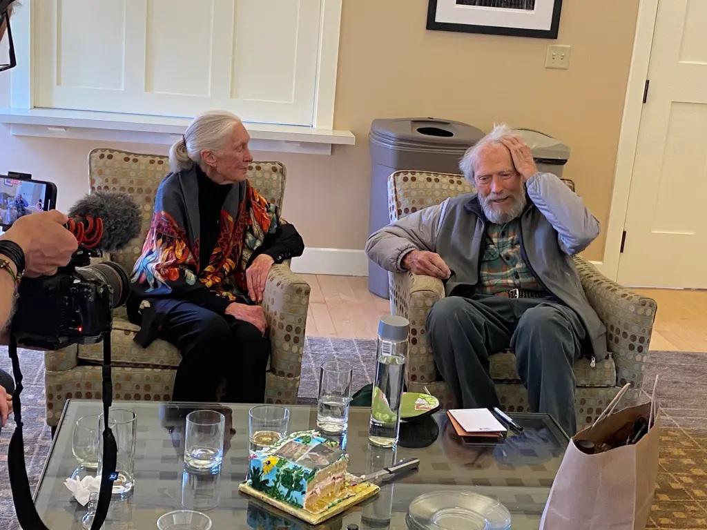 Clint Eastwood, de 93 años, habló con Jane Goodall en un evento en Carmel-by-the-Sea el 24 de marzo.