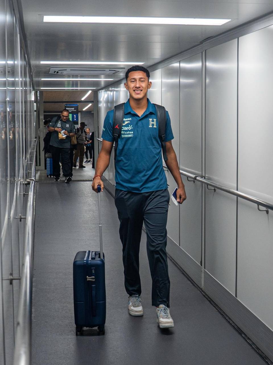 Cristian Canales, defensa del CD Choloma, muy sonriente en su salida con la Bicolor.