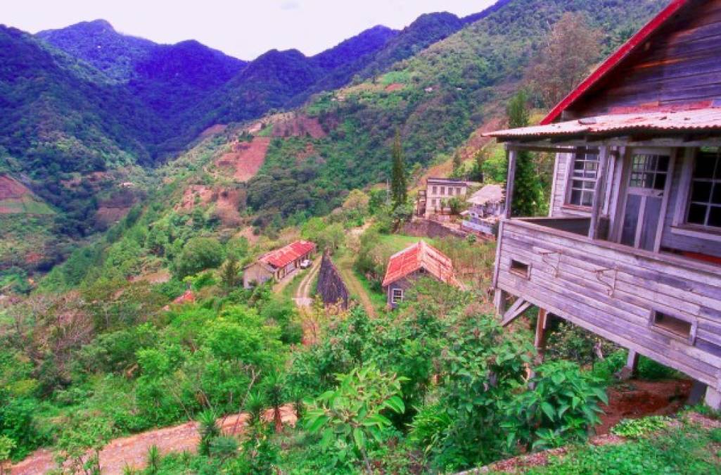 San Juancito es una aldea del municipio del Distrito Central, capital de Honduras. Esta comunidad es rica en historia, ya que fue un pueblo minero, sede del enclave de la Rosario Mining Company. Las corroídas paredes de tabla de una vieja y polvorienta casa de dos pisos evocan una fascinante historia