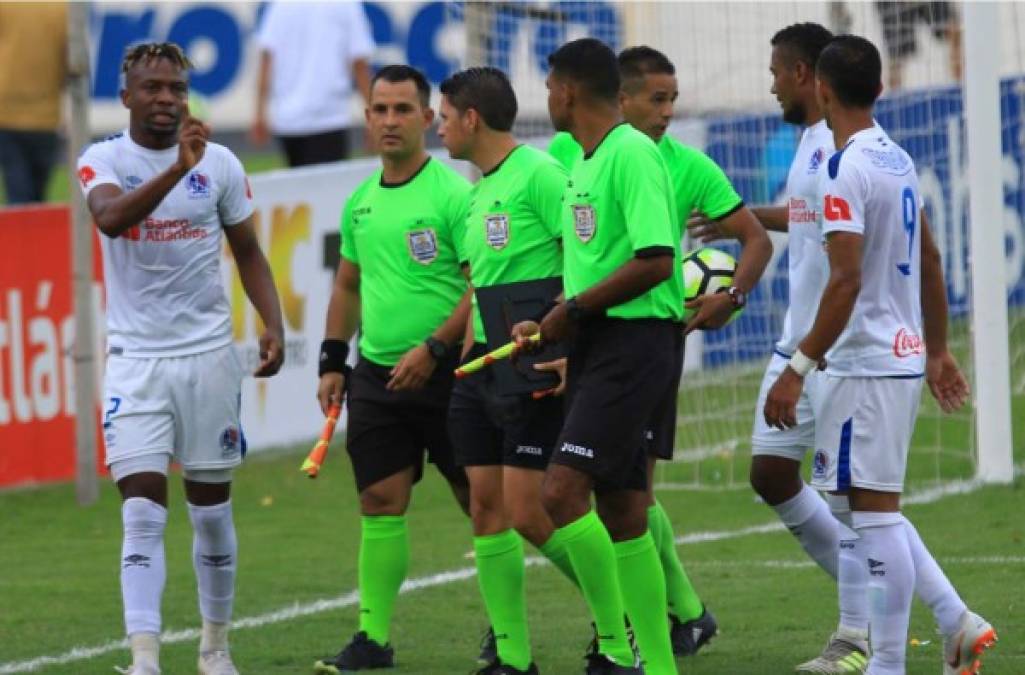 Los jugadores del Olimpia reclamando a la cuarteta arbitral al final del primer tiempo.