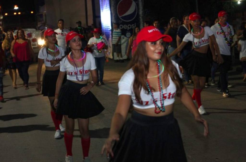 Palillonas bailan al compás de la banda de guerra que también llegó al desfile.