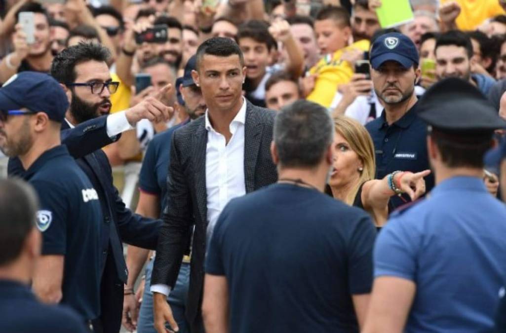 Los aficionados de la Juve recibieron calurosamente este lunes al astro portugués Cristiano Ronaldo, procedente del Real Madrid, para sellar su contrato con el campeón italiano. Cientos de hinchas le dieron la bienvenida al crack luso. FOTOS AFP Y EFE.