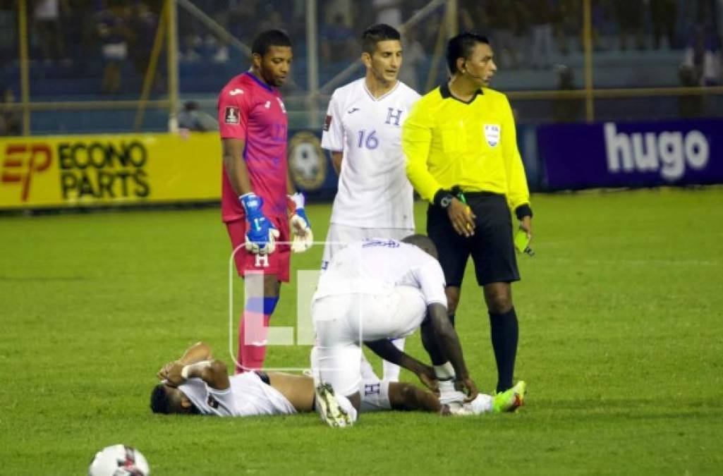 Un futbolista hondureño se duele en el césped, esperando asistencia médica.