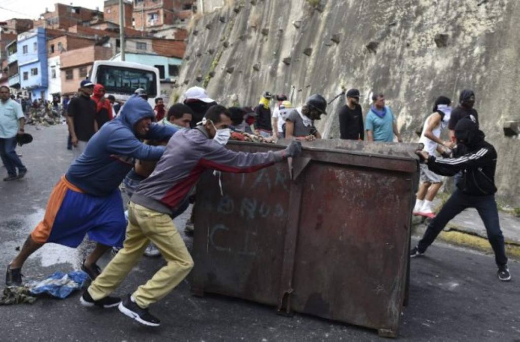 'Estuvimos aquí protestando tranquilamente y nos lanzaron tres bombas lacrimógenas', dijo una de las manifestantes que no quiso identificarse igual que otro vecino que, aseguró, manifestaba para apoyar a los militares 'que están en contra del Gobierno'.