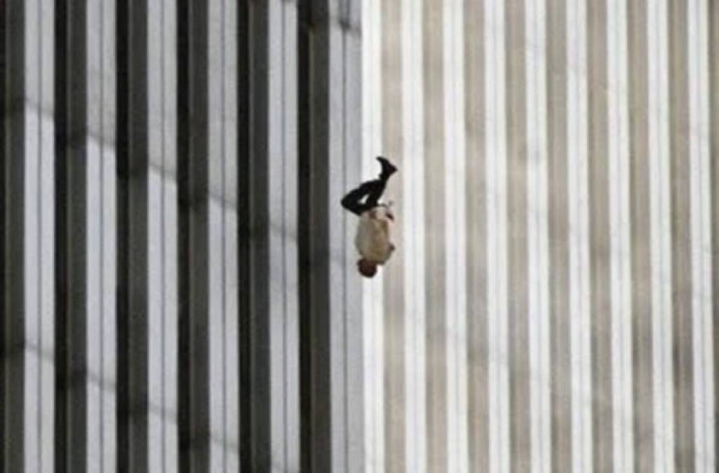 La imagen de un hombre cayendo de la torre norte del World Trade Center durante los ataques del 11 de septiembre en la ciudad de Nueva York también le dio la vuelta al mundo.
