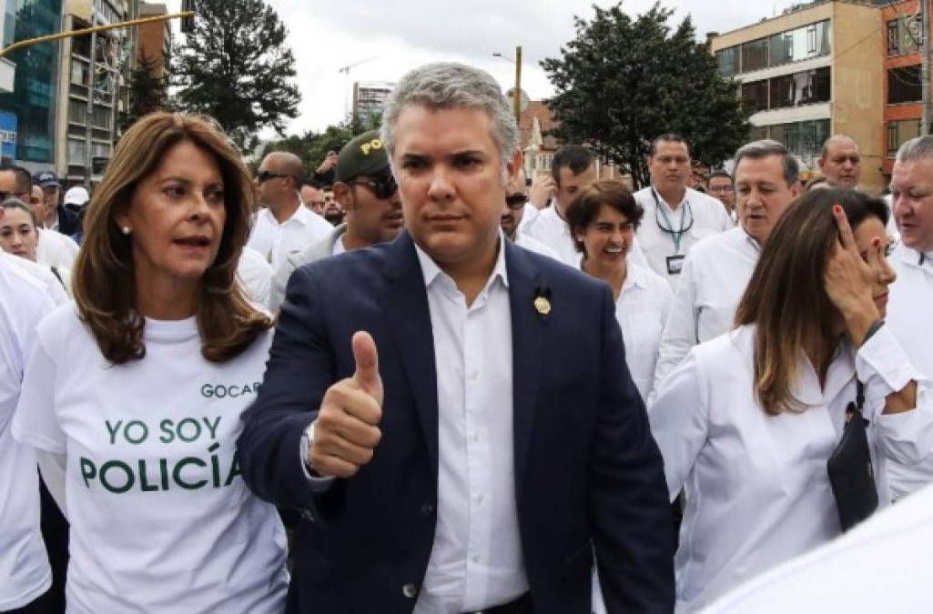 Desde el foro de Davos en Suiza, el presidente de Colombia, Iván Duque, uno de los principales 'enemigos' de Maduro también declaró su apoyo al líder opositor. 'Colombia reconoce a Juan Guaidó como presidente de Venezuela y acompaña este proceso de transición hacia la democracia para que el pueblo venezolano se libere de la dictadura'.