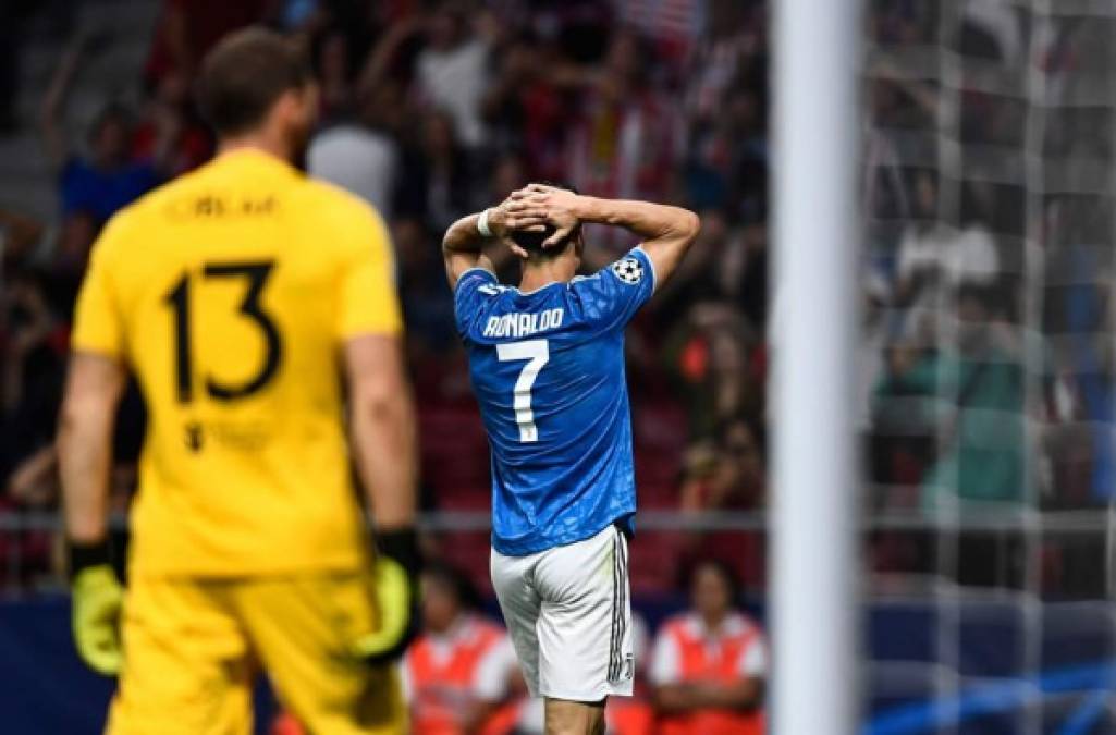 Cristiano Ronaldo se lamenta tras su disparo de derecha que se marchó apenas a un lado del arco del Atlético.