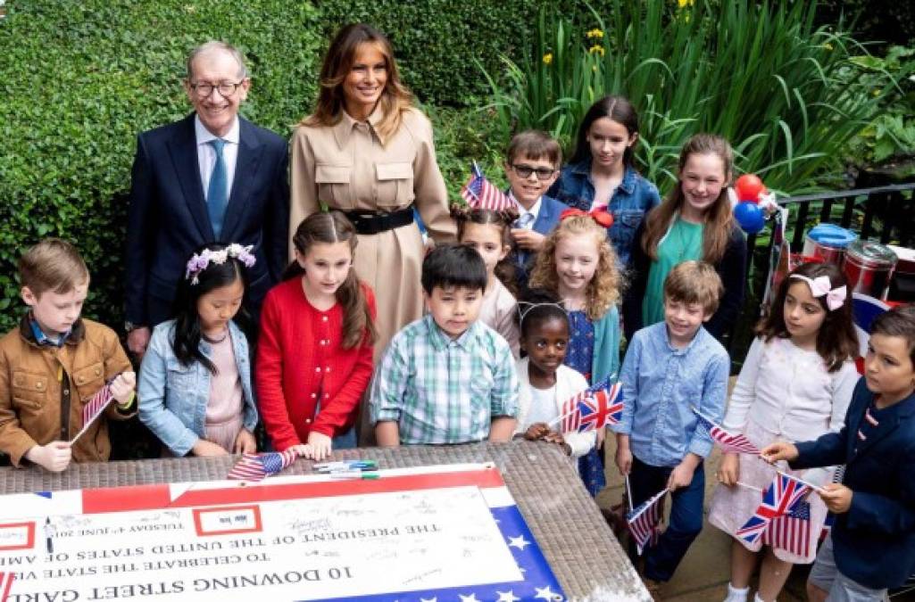 La primera dama fue invitada a una 'fiesta de jardín' con menores escolares que la agasajaron con cariñosos mensajes de bienvenida.