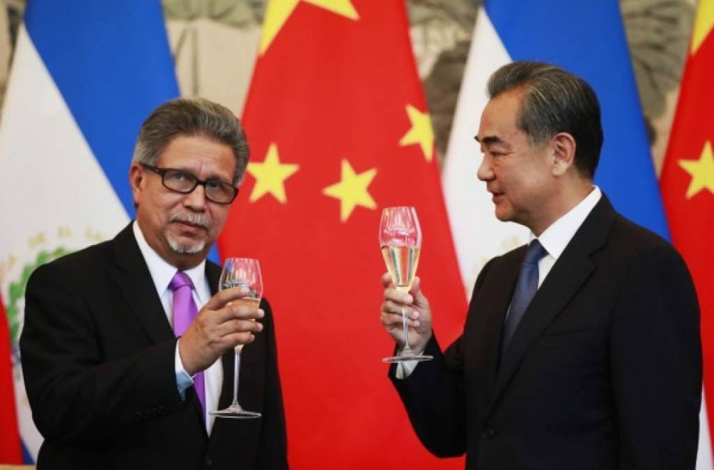 1. El Salvador se convirtió anoche en el cuarto aliado de China de Centroamérica tras romper relaciones diplomáticas con Taiwán. El presidente Salvador Sánchez Cerén justificó su decisión afirmando que 'China es la segunda economía del mundo, en permanente crecimiento' y que establecerán una agenda bilateral que incluya cooperación en materia de comercio, inversión, desarrollo de infraestructuras, ciencia, tecnología, salud y educación.