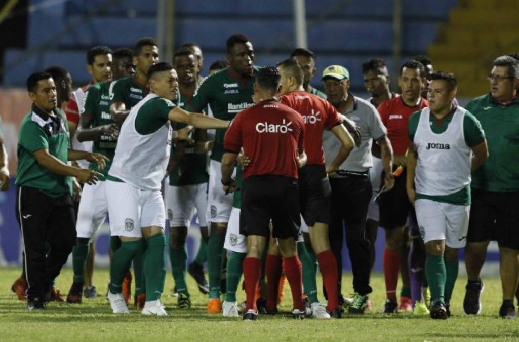 La expulsión de Denovan Torres detonó otra bronca. Los jugadores del Marathón reclamaron al árbitro Héctor Rodríguez.