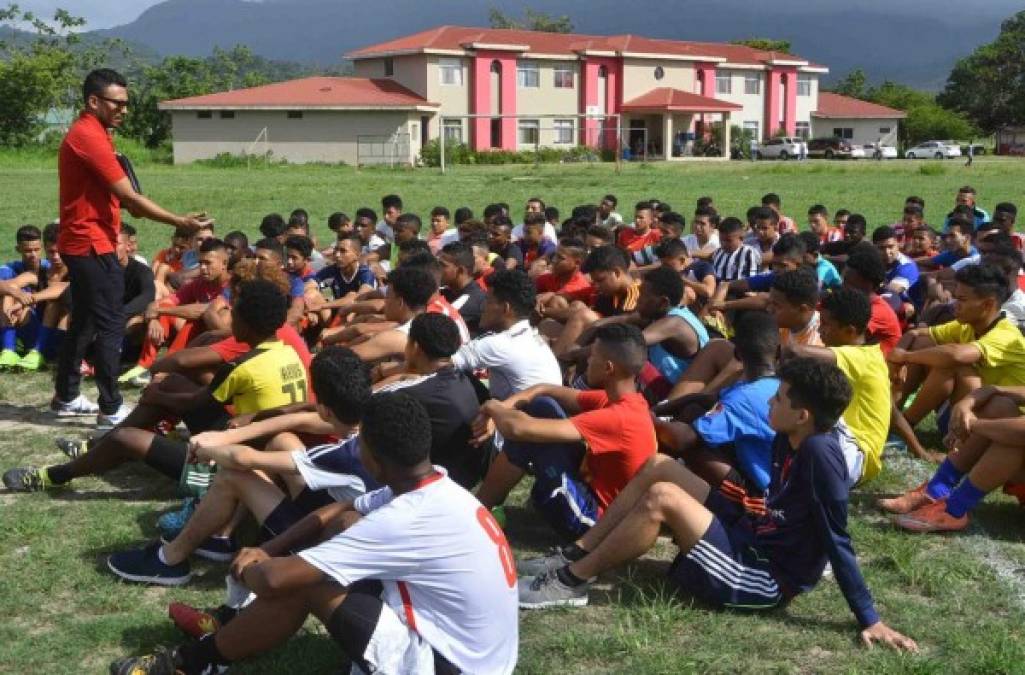 Aproximadamente 180 prospectos de La Ceiba y lugares aledaños llegaron esta tarde a la pretemporada del Vida que comenzó con una sesión de escogencia bajo las órdenes del técnico reservista Francisco 'Chico' Pavón.