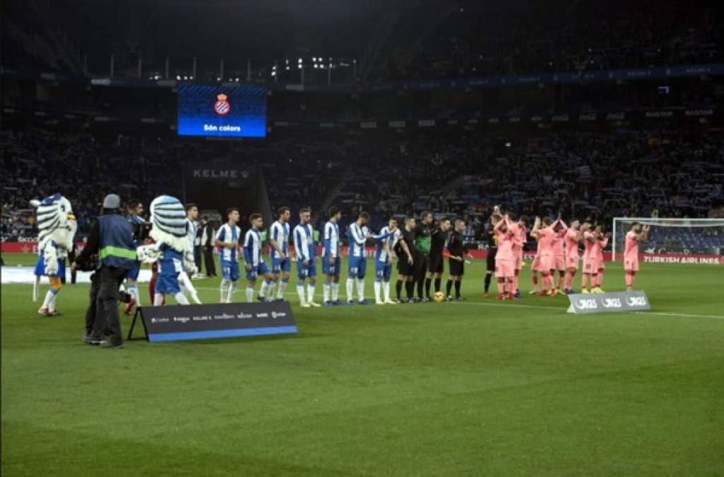 Los equipos del Espanyol y Barcelona en la cancha del RCDE Stadium.