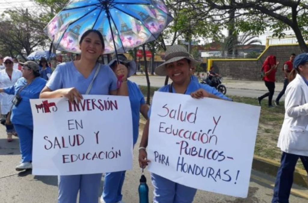Doctoras y enfermeras se sumaron a la marcha del Primero de Mayo.