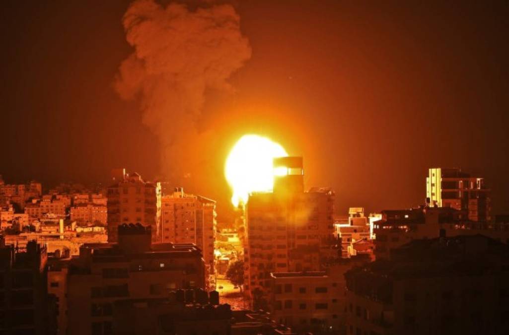 Israel ejecutó una serie de bombardeos nocturnos sobre la Franja de Gaza la noche del domingo, un día que se convirtió en el más mortífero tras una semana de conflicto entre israelíes y palestinos. Fotos: AFP