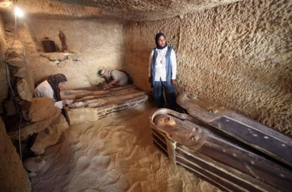 Las puertas guardan estrechos pasillos decorados con grabados jeroglíficos y pueden verse sarcófagos de madera intactos que conservan los colores originales y que actualmente se están restaurando dentro de las mismas tumbas.