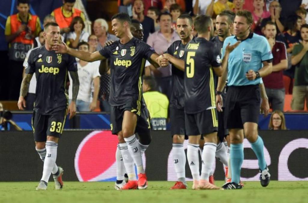 Félix Brych, tras consultar con su asistente, enseñó la roja directa a Cristiano Ronaldo, que no daba crédito a lo sucedido y se marchaba diciendo claramente 'No he hecho nada, no he hecho nada', al borde de las lágrimas. Foto AFP