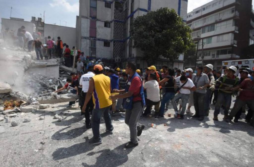 El presidente de Honduras, Juan Orlando Hernández, manifestó hoy su solidaridad con los afectados por el sismo de magnitud 7.1 en la escala de Richter que se produjo este martes en México. 'En nombre del pueblo hondureño, expreso mi solidaridad a las familias mexicanas afectadas por el sismo ocurrido en las últimas horas', escribió en su cuenta en Twitter el presidente Hernández, quien se encuentra en Nueva York para participar en la Asamblea General de la ONU.<br/>