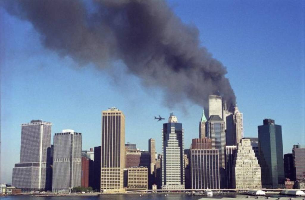 Ataque terrorista adjudicado a Al Qaeda a las Torres Gemelas de Nueva York, donde murieron 2,996 personas.