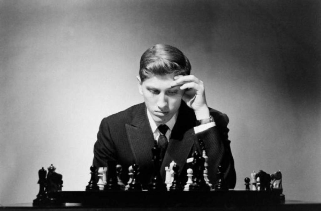 Bobby Fischer<br/>Tras la autorización del Tribunal Supremo islandés, el cuerpo de la leyenda del ajedrez fue exhumado el 5 de julio de 2010 del cementerio de Selfoss (a 50 km de Reikiavik) para proceder a pruebas de paternidad vinculadas a una querella respecto a su herencia. Los resultados de los análisis concluyeron en que el ajedrecista no era el padre de la niña filipina Jinky Young, entonces de nueve años, como afirmaba su madre.<br/><br/>Fischer, fallecido en 2008 a los 64 años de edad, adoptó la nacionalidad islandesa tres años antes.