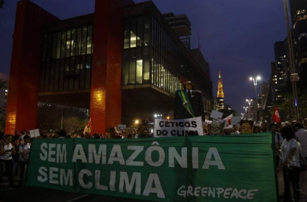Significativamente, residentes de Sao Paulo, Brasil, llamaron a proteger la Amazonia, víctima de los recientes y devastadores incendios.