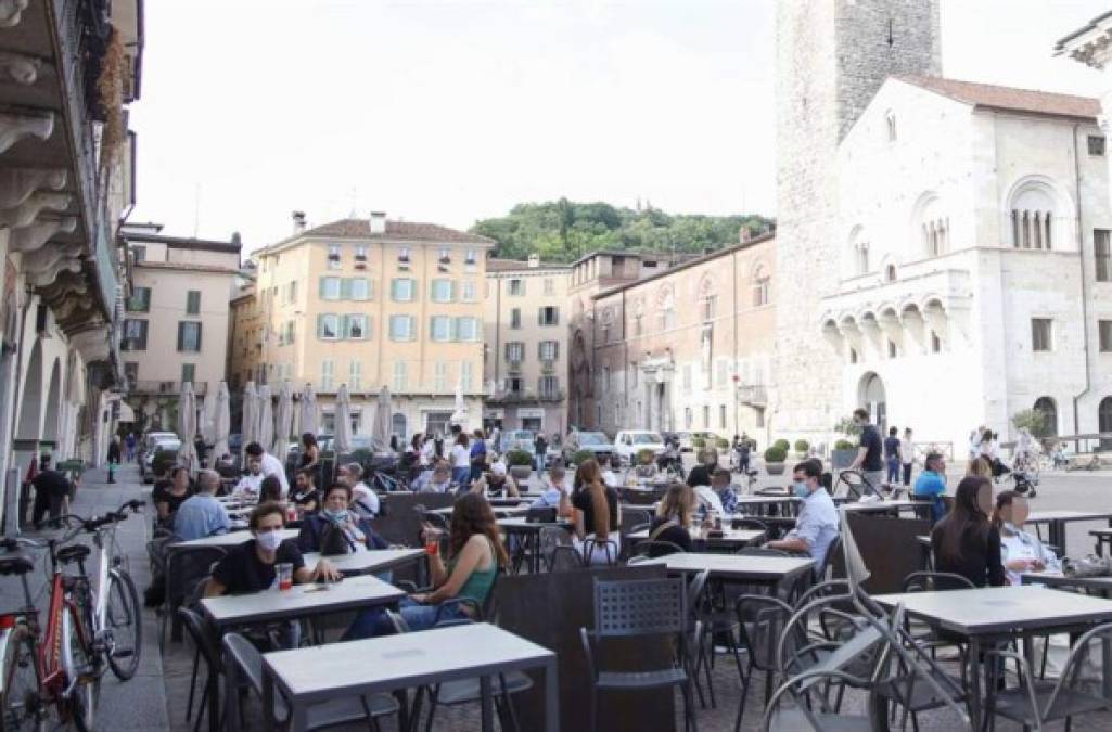 Tras dos meses de encierro por la pandemia de coronavirus, Italia dio un nuevo paso este lunes a su nueva normalidad con la reapertura de comercios y restaurantes.