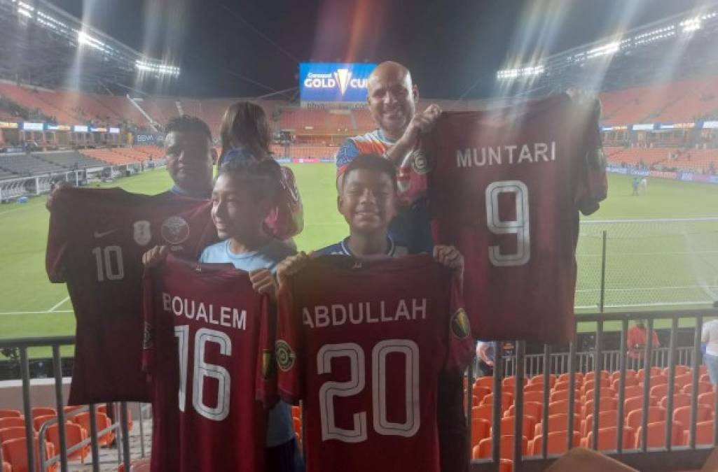 Jugadores de Qatar también tuvieron un gran detalle al regalarle las camisetas a estos aficionados hondureños.