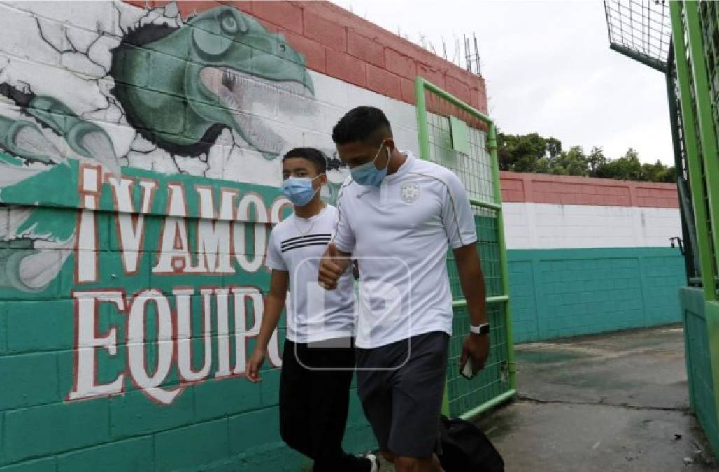 Emilio Izaguirre llegó acompañado al estadio por su hijo mayor para enfrentar a su exequipo Motagua.