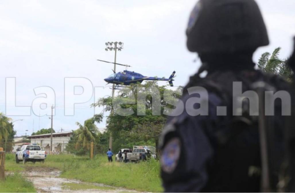 Un Policía de las Tropas Tigres vigila el traslado el traslado de policías en el marco de la operación 'Panamericano'.