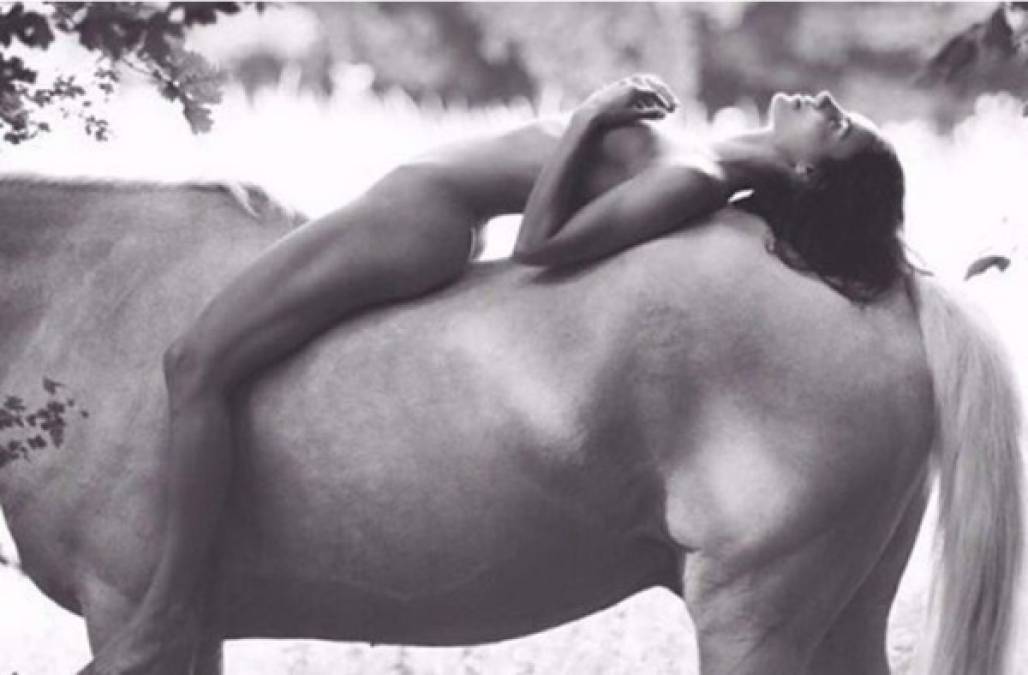 Kendall Jenner posa desnuda sobre un caballo.