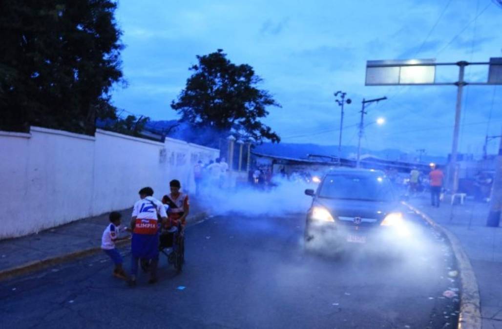"La Policía lanzó bombas de gas lacrimógeno al final del partido."