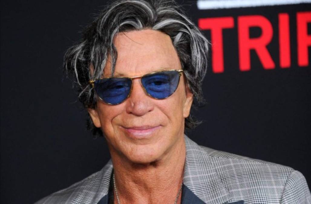 Mickey Rourke<br/><br/>El actor atravesó varios años muy oscuros a causa de las adicciones y un estilo de vida desenfrenado, del que pudo salir gracias a su fe católica.<br/><br/>En 2005, Rourke contó que un sacerdote se convirtió en su amigo y salvador, y fue gracias a su intervención que no se suicidó, pues antes de ejecutar su plan de dispararse en la cabeza, fue a confesarse y solicitar la aprobación de Dios a su plan. <br/><br/>'Si no fuese católico, me habría volado los sesos', dijo a la revista británica Now Magazine. <br/>El padre Pete, de Nueva York, lo ayudó a salir de su depresión y a retomar la senda del bien, afirmó.