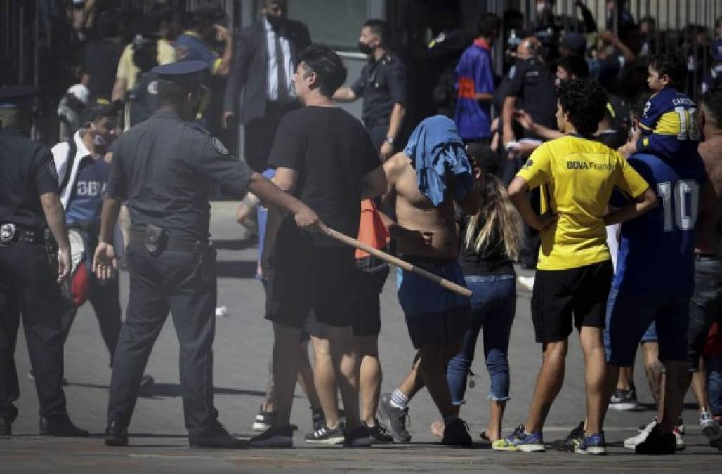La despedida de Maradona estuvo rodeada por caos y disturbios en las calles de Buenos Aires.
