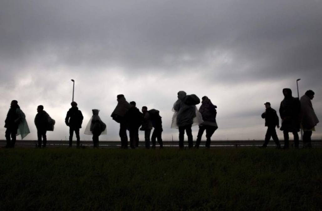 SERBIA. Refugiados se enfrentan a la lluvia y frío. Más de cien migrantes bloqueados en Serbia caminan en medio del frío y bajo la lluvia hacia la frontera croata con la esperanza de entrar a la UE. Foto: AFP/Oliver Bunic