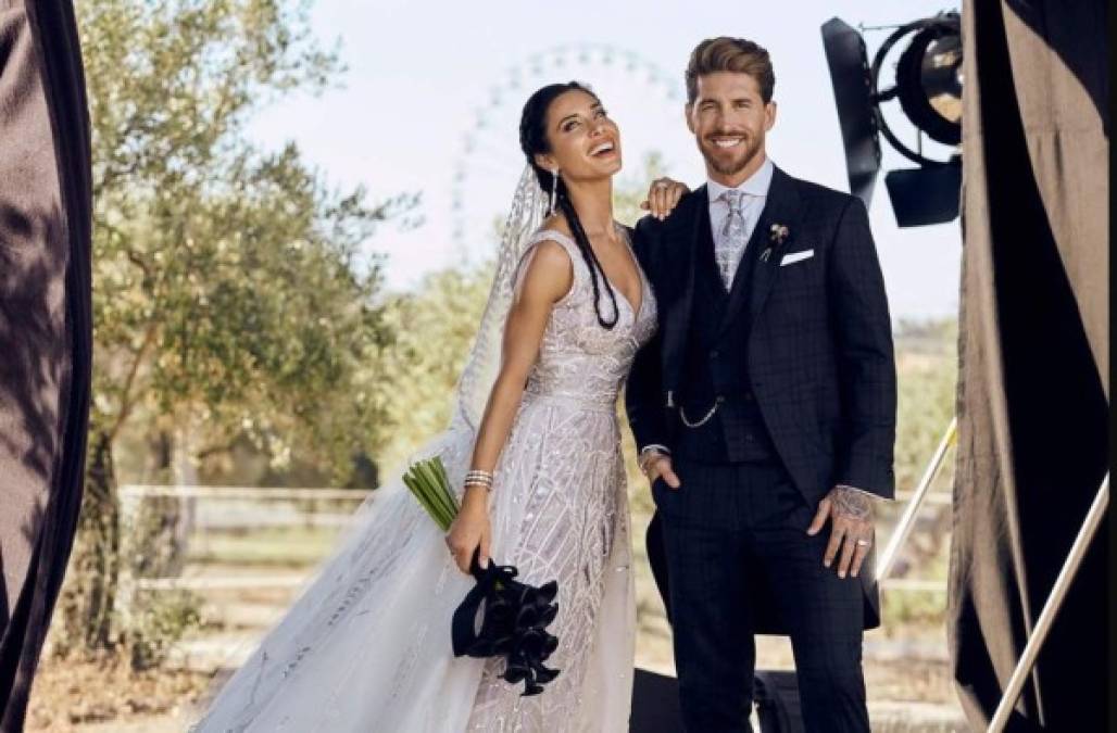 Tras la ceremonia religiosa, que tuvo lugar en la Catedral de Sevilla, los novios y sus invitados se dirigieron a la finca que el futbolista del Real Madrid posee en la localidad hispalense de Bollullos de la Mitación, donde el fotógrafo captó a la pareja en diferentes posados.