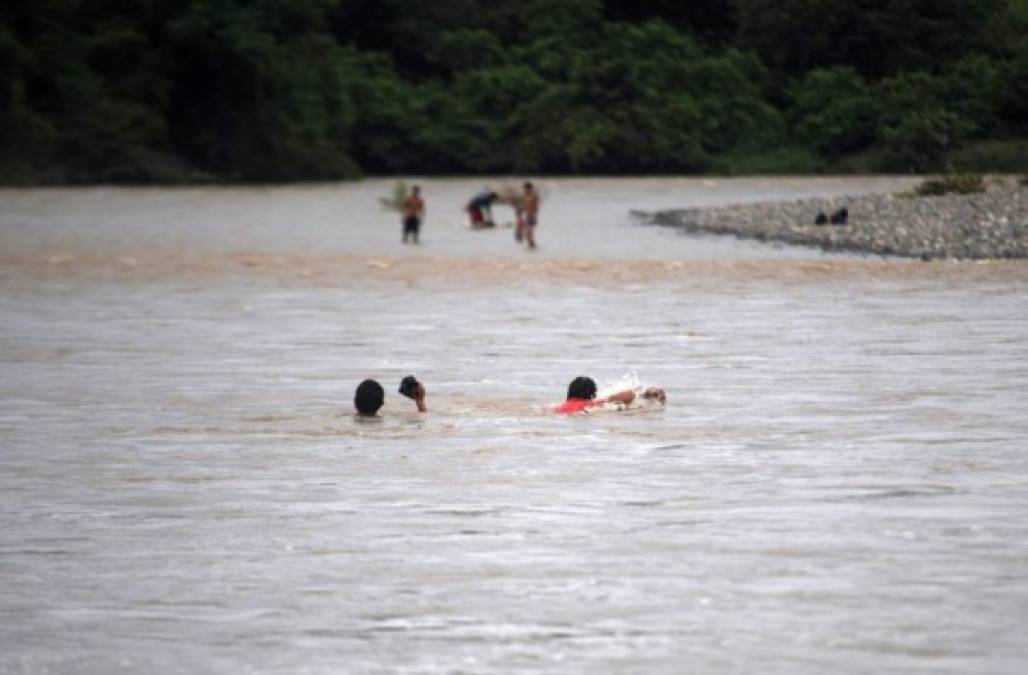 Los hondureños optaron por no efectuar ningún trámite migratorio en el paso fronterizo de El Amatillo, 210 km al oeste de San Salvador, para ingresar ilegalmente a territorio salvadoreño.