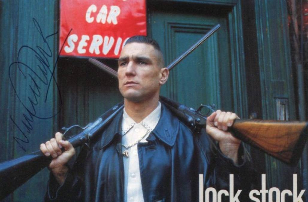 A punto de retirarse de los terrenos de juego, Vinnie Jones conoció al director de cine Guy Ritchie, quien le propuso protagonizar la película “Lock and Stock”, en la que dio vida a un matón a sueldo. Desde entonces, ha aparecido en medio centenar de títulos.