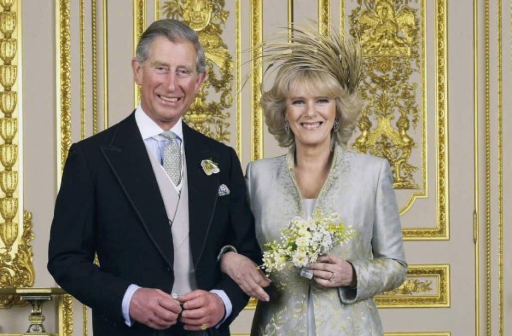 Un hombre de 55 años de edad afirma ser el verdadero heredero al trono británico porque es el primer hijo del príncipe Carlos y su ahora esposa, Camilla Parker, incluso advirtió con llevar su caso a los tribunales para ser reconocido como el nieto de la reina Isabel II.