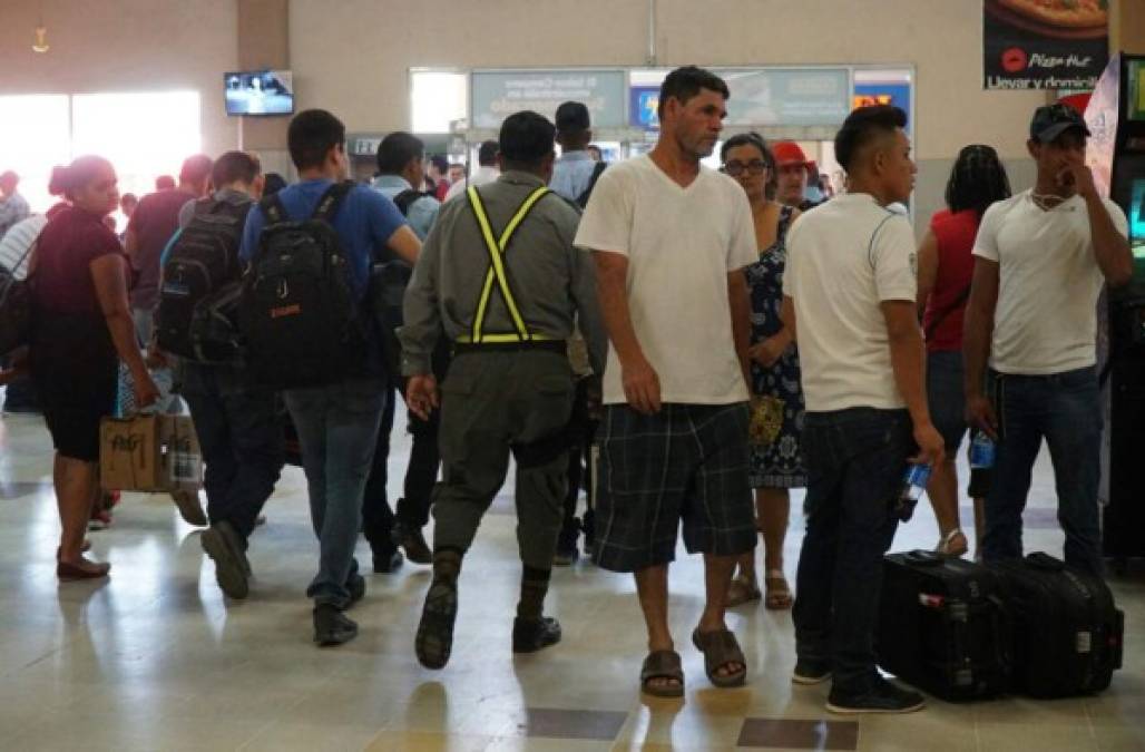 Bronceados y quizá un poco cansados pero felices de volver, los viajeros despiden una temporada veraniega más.