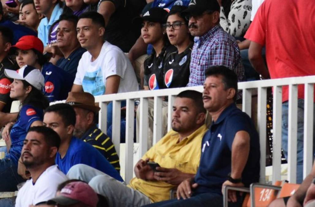 Mauro Reyes estuvo dirigiendo al Honduras Progreso desde el sector de silla por estar suspendido.